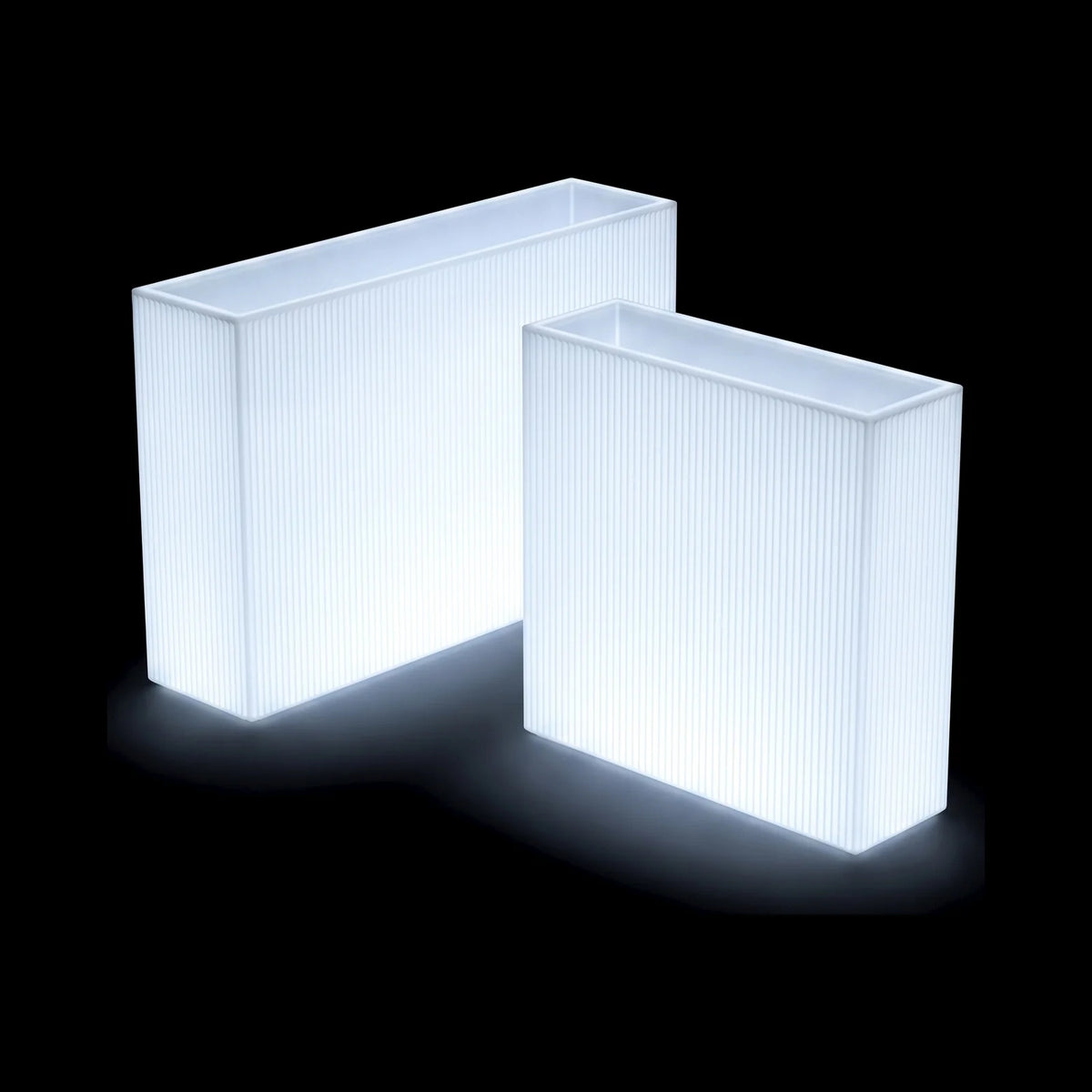 Jardinières Gatsby Wall LED Vondom en deux tailles, allumées de l'intérieur sur fond noir