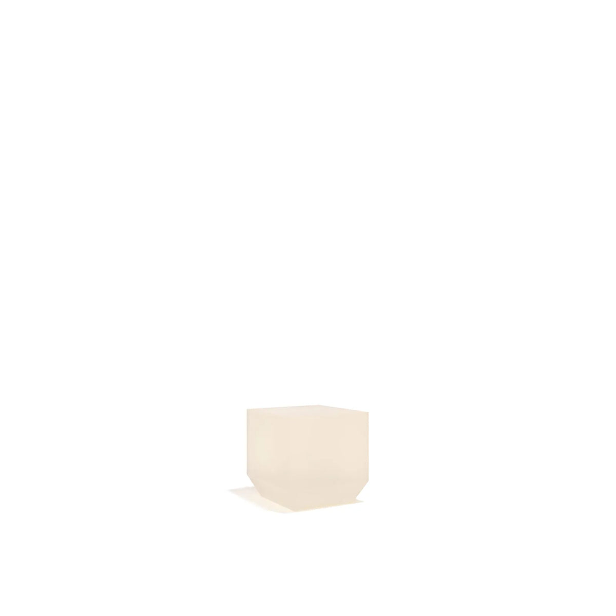 Lampe Vela Chill Vondom 40 cm allumée, cube lumineux blanc chaud de 40 cm à base chanfreinée, posé au sol