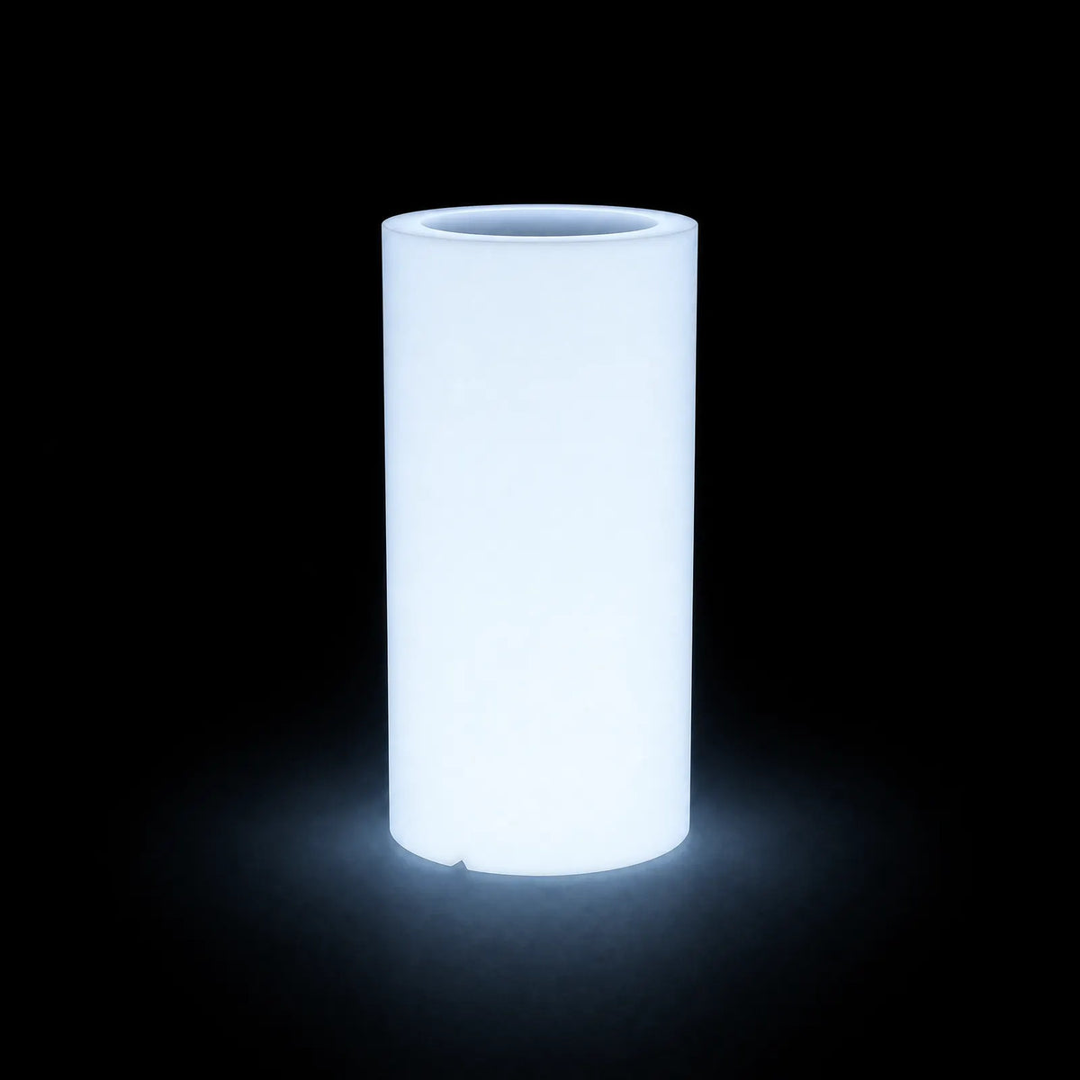 Pot - Cilindro Alto LED Vondom, éclairé de l'intérieur sur fond noir, taille 40x40x80 cm