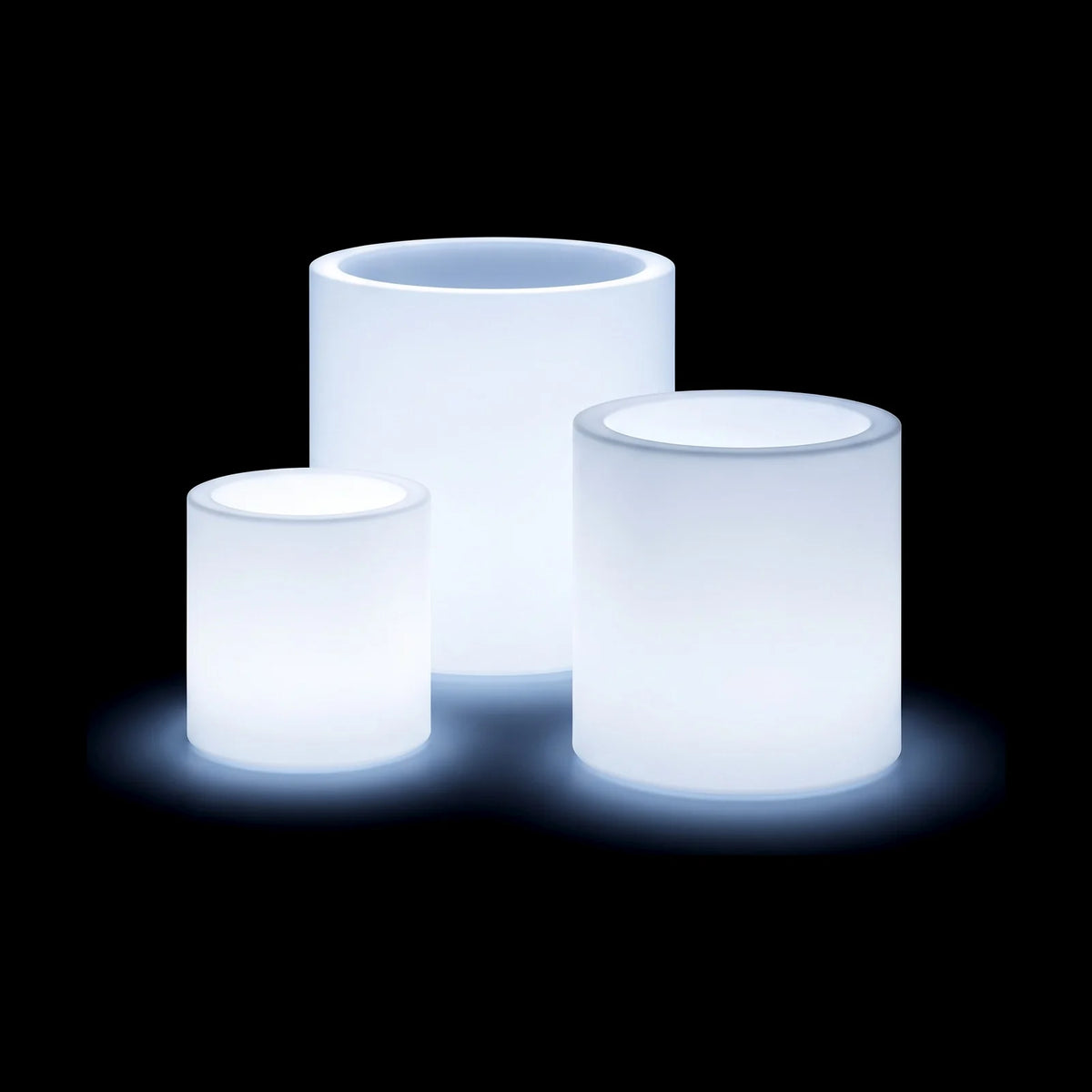Pots Cilindro LED Vondom en plusieurs tailles, allumés de l'intérieur sur fond noir