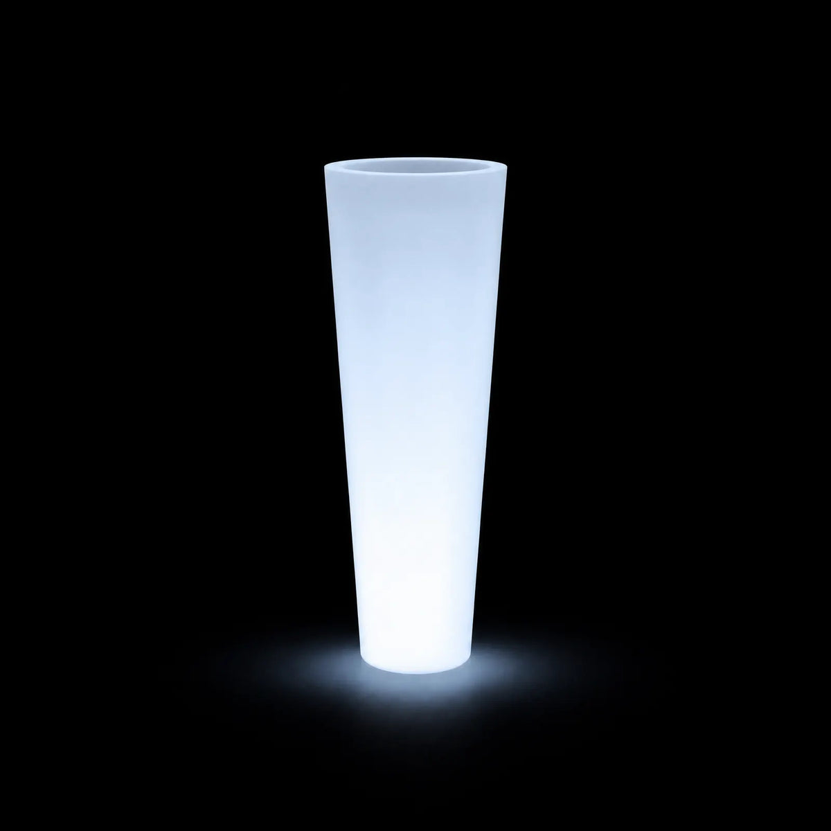 Pot - Cono Alto LED Vondom, éclairé de l'intérieur sur fond noir, taille ø35x100 cm