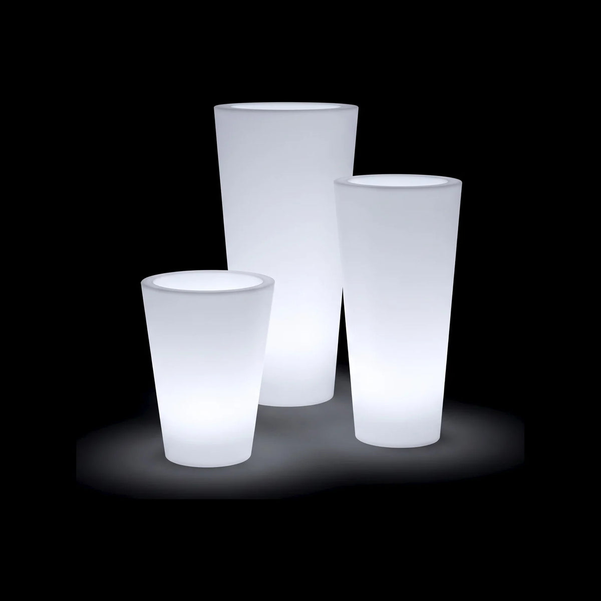Pots Cono Alto LED Vondom en plusieurs tailles, allumés de l'intérieur sur fond noir