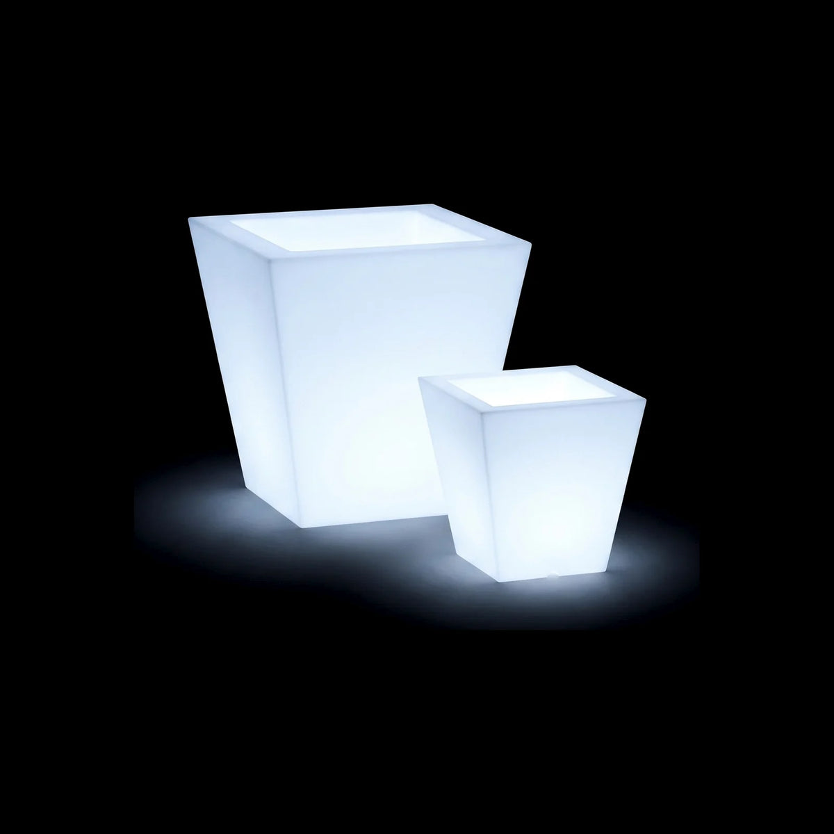 Pots Cono Cuadrado LED Vondom en plusieurs tailles, allumés de l'intérieur sur fond noir