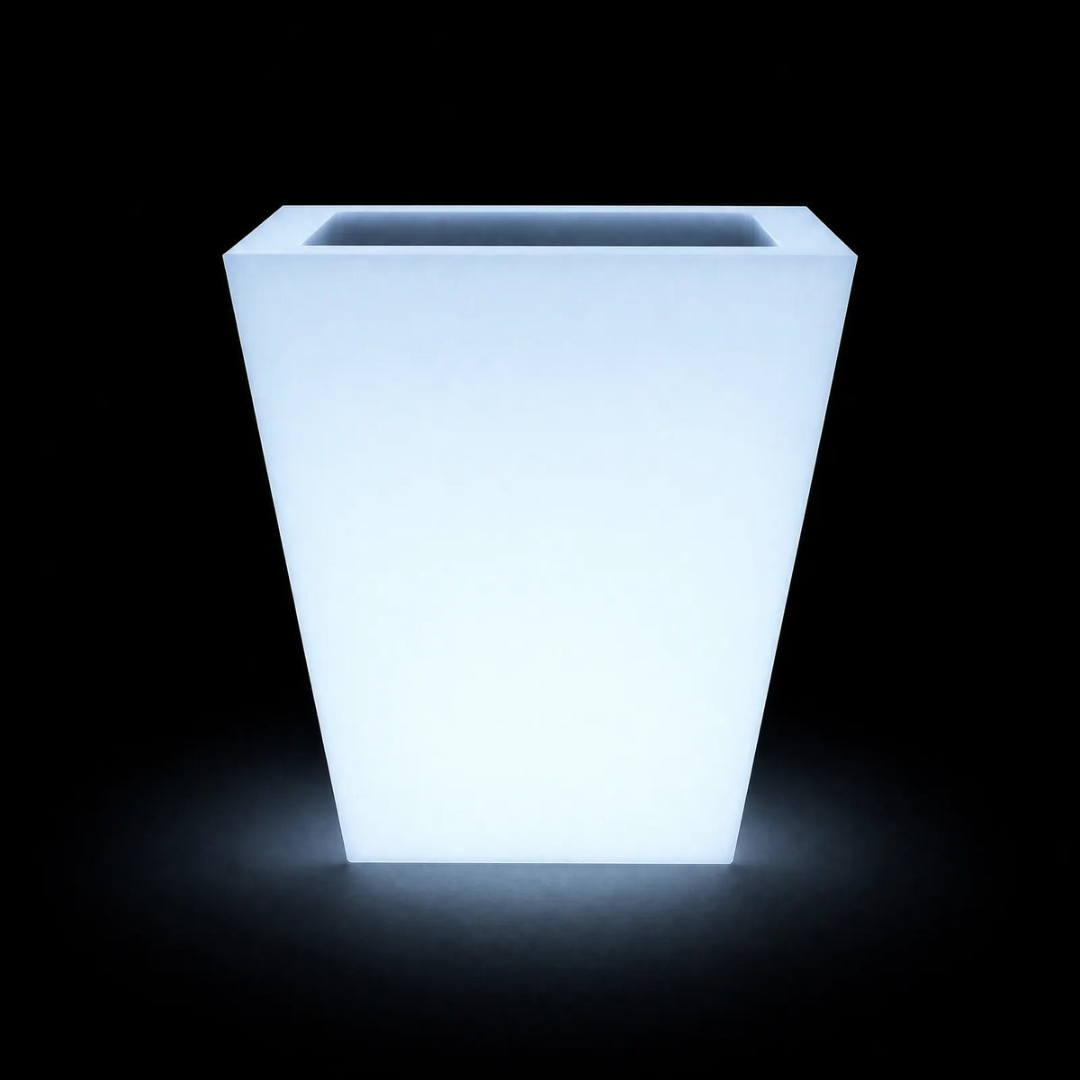 Pot - Cono Cuadrado LED Vondom, éclairé de l'intérieur sur fond noir