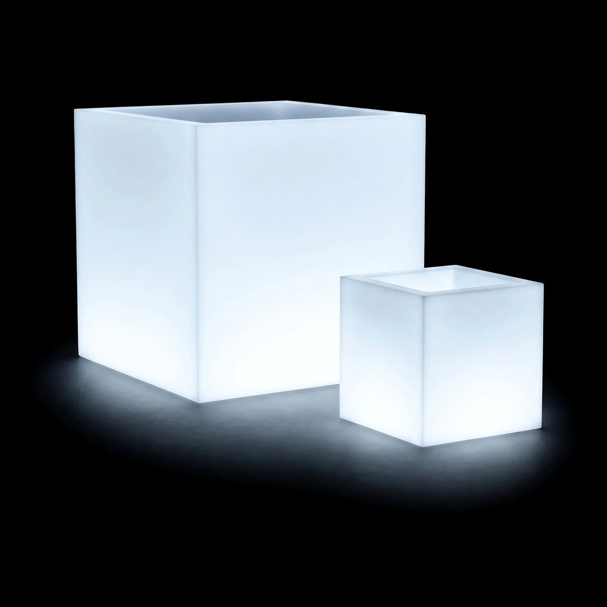 Pots Cubo LED Vondom en plusieurs tailles, allumés de l'intérieur sur fond noir