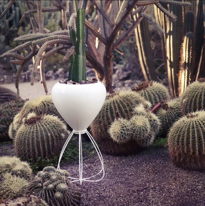 Pot de Fleurs sur pied Pal II Vondom blanc parmi des cactus