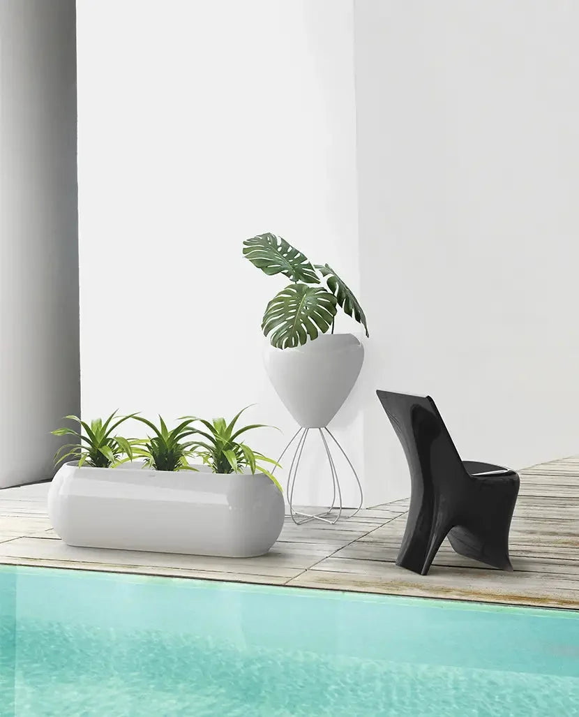 Pot de Fleurs sur pied Pal II Vondom blanc au bord d'une piscine