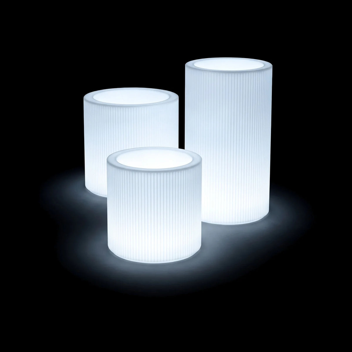 Pots Gatsby ronds LED Vondom en plusieurs tailles, allumés de l'intérieur sur fond noir