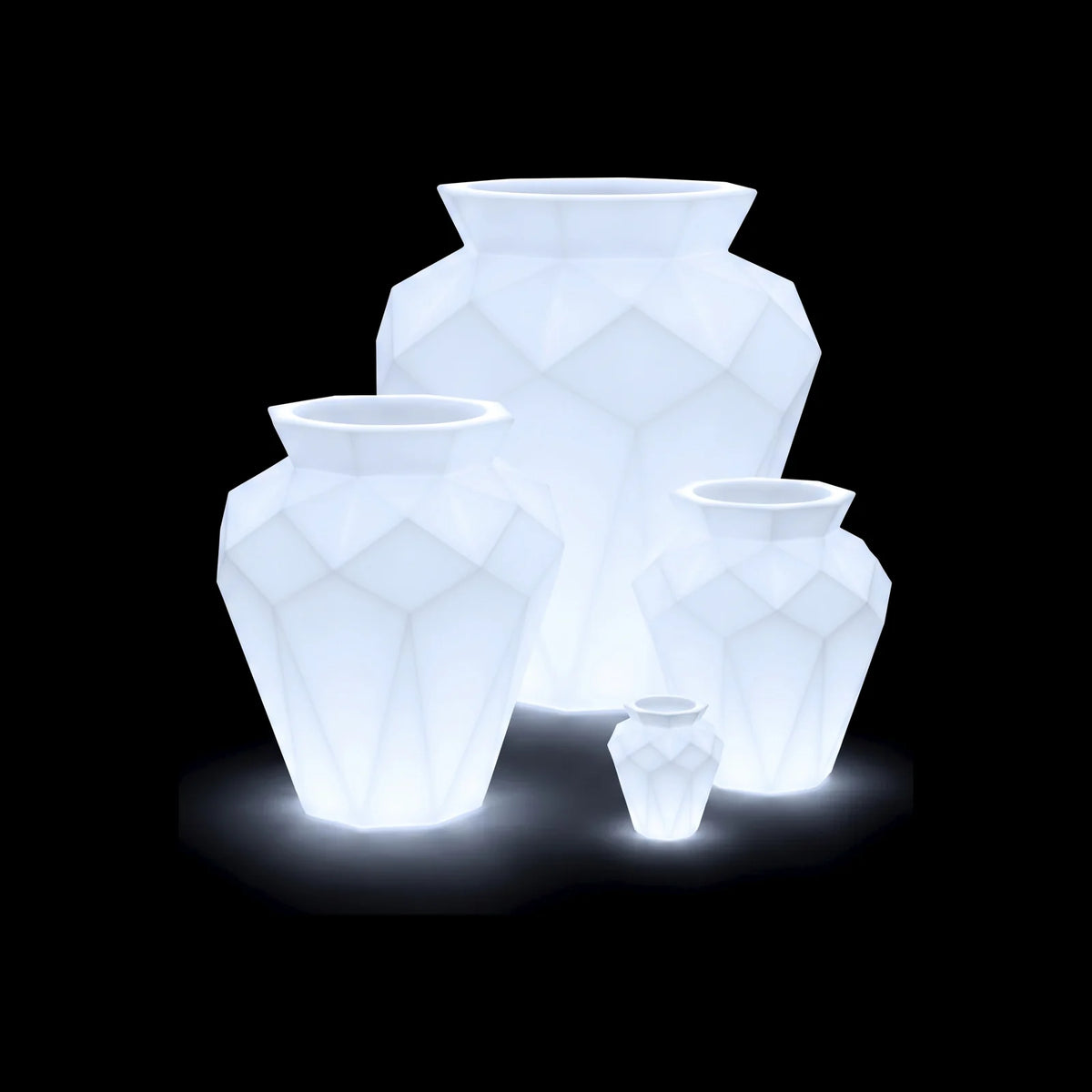Pots Hanami LED Vondom en quatre tailles, allumés de l'intérieur sur fond noir