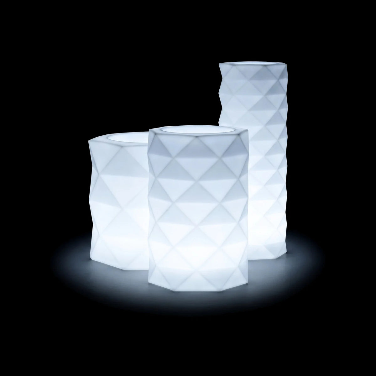 Pots Marquis LED Vondom en plusieurs tailles, allumés de l'intérieur sur fond noir