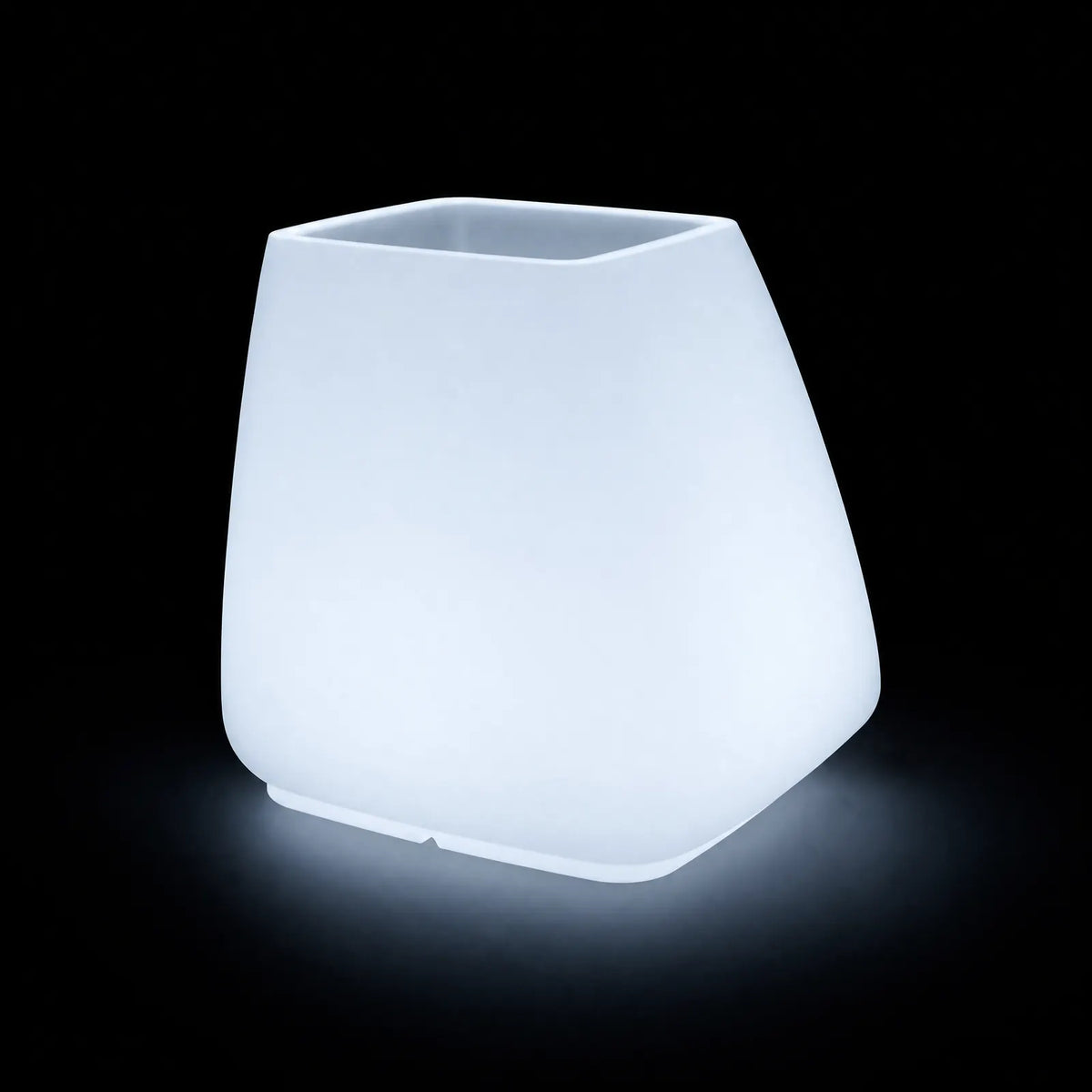 Pot - Noma LED Vondom, éclairé de l'intérieur sur fond noir, taille 66x70x70 cm