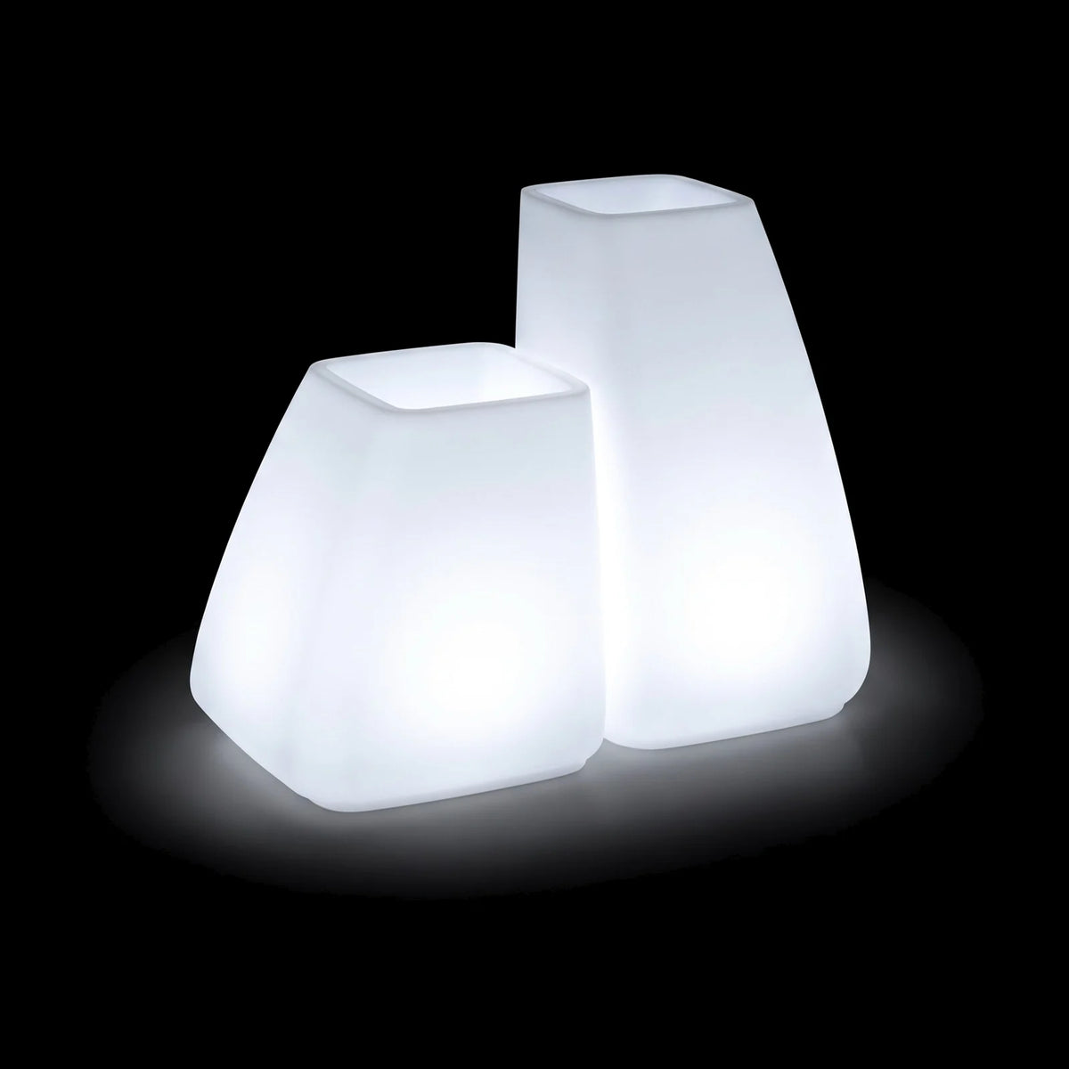 Pots Noma LED Vondom en plusieurs tailles, allumés de l'intérieur sur fond noir