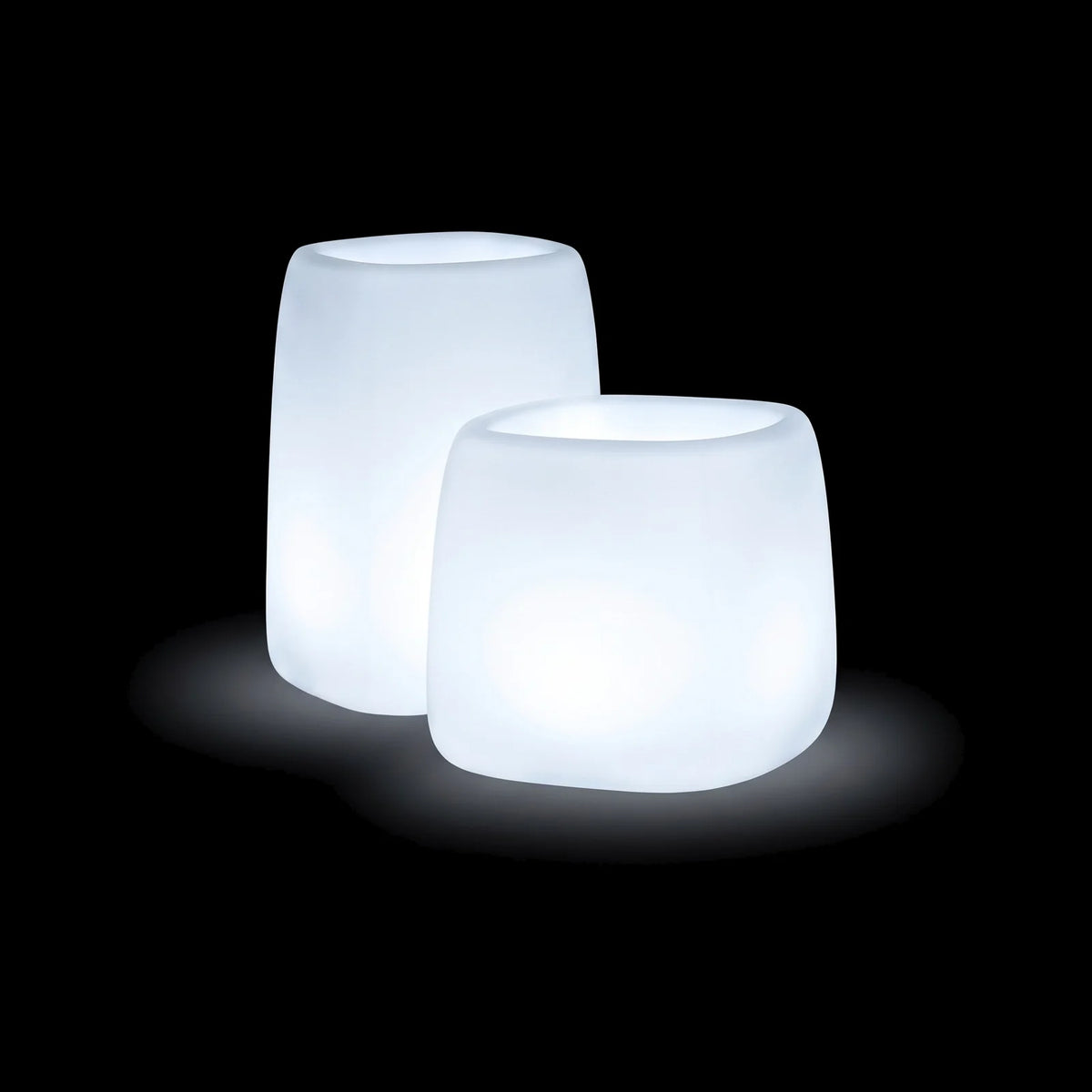 Pots Organic carrés LED Vondom en plusieurs tailles, allumés de l'intérieur sur fond noir