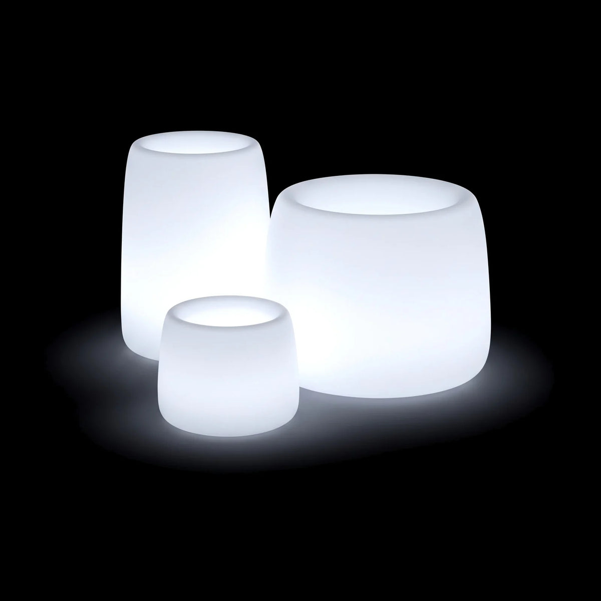 Pots Organic ronds LED Vondom en plusieurs tailles, allumés de l'intérieur sur fond noir