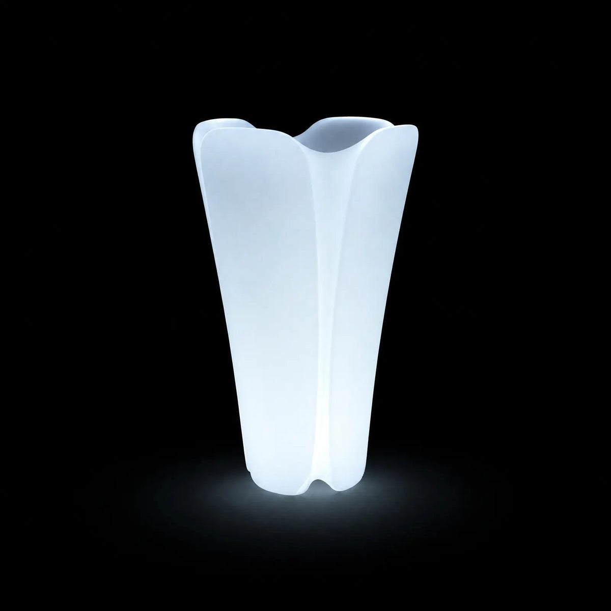Pflanzkübel - Pezzettina LED Vondom, von innen beleuchtet auf schwarzem Hintergrund, Größe 50x50x85 cm