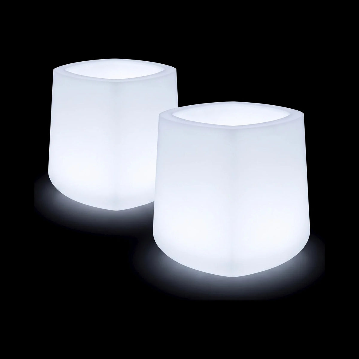 Pots ULM carrés LED Vondom en plusieurs tailles, allumés de l'intérieur sur fond noir