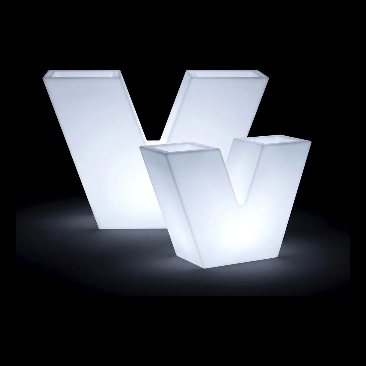 Pots Uve LED Vondom en plusieurs tailles, allumés de l'intérieur sur fond noir