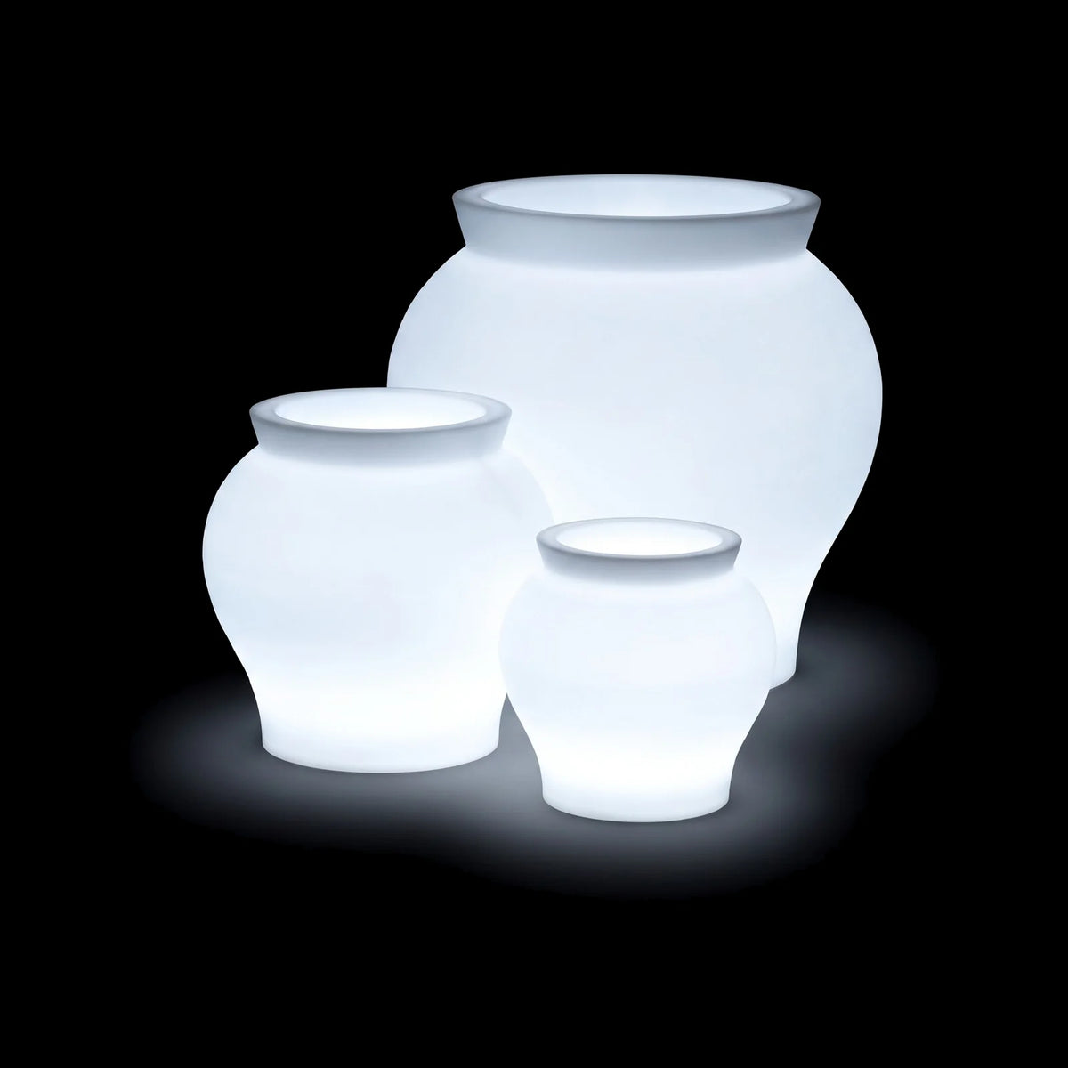 Pots Venus LED Vondom en plusieurs tailles, allumés de l'intérieur sur fond noir