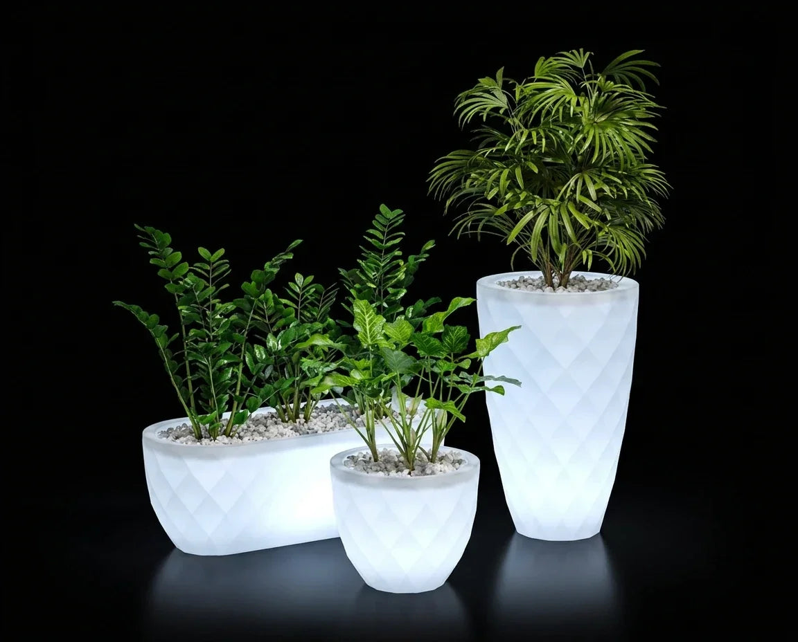 Pots et jardinière Vases LED Vondom allumés, plantés, sur fond noir