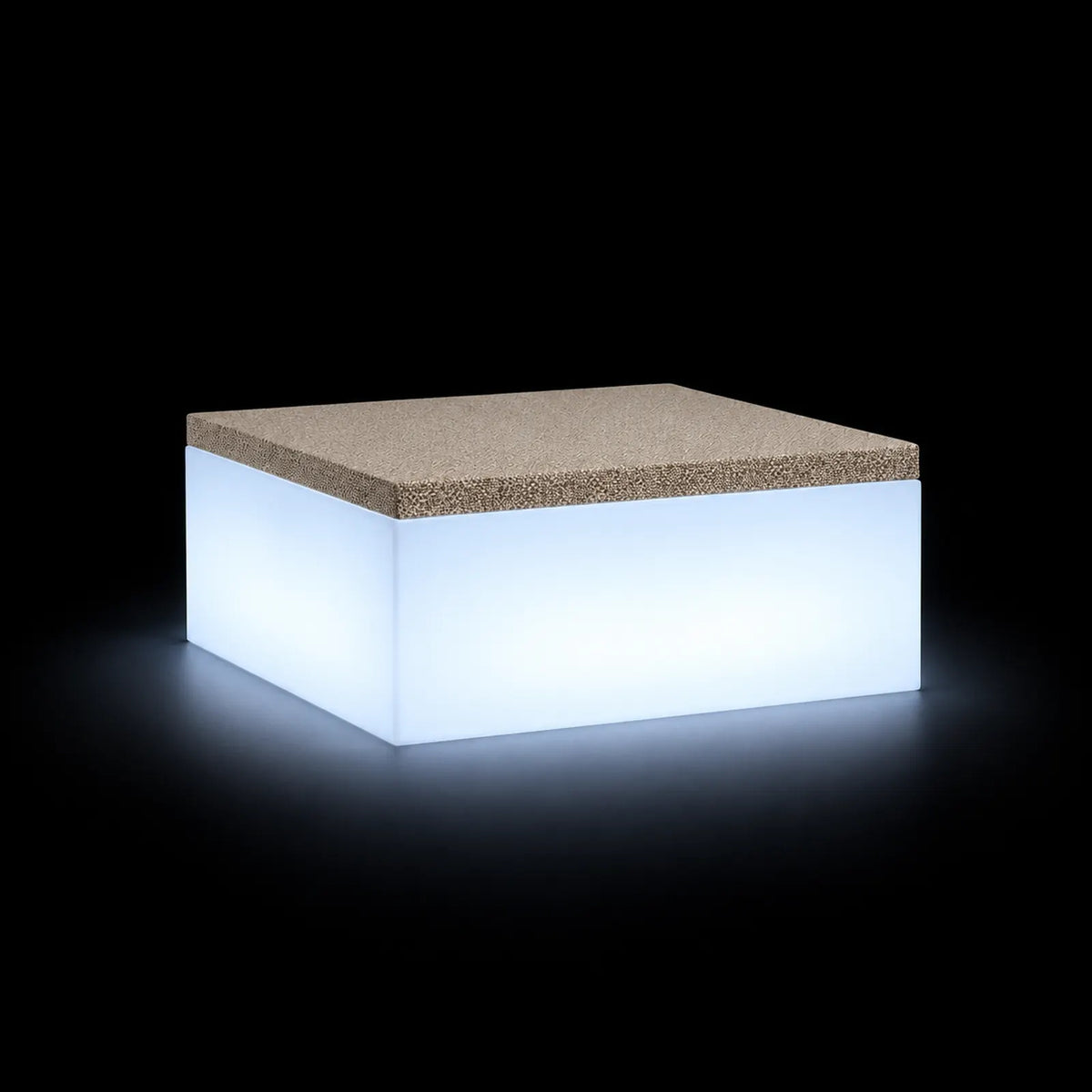 Pouf Jut LED Vondom, éclairé de l'intérieur sur fond noir