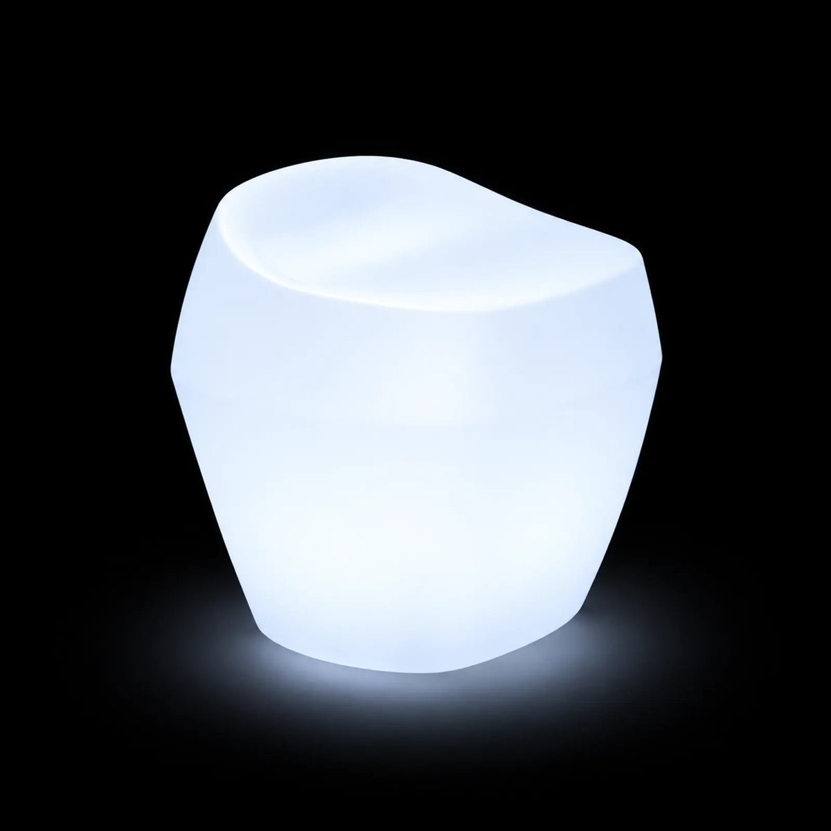 Pouf Noma LED Vondom, éclairé de l'intérieur sur fond noir