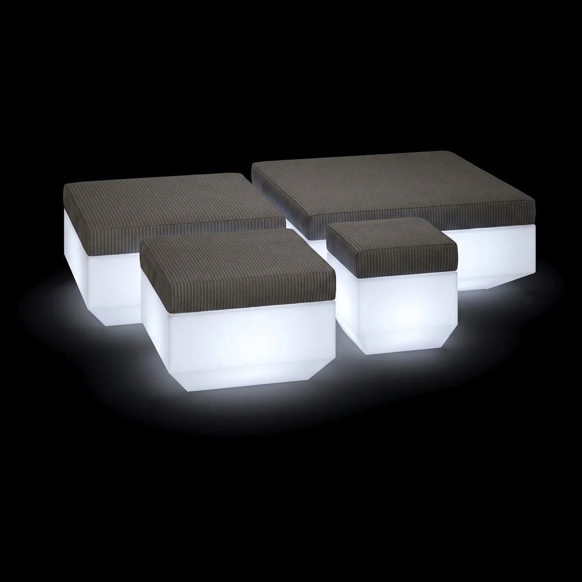 Poufs Vela carrés LED Vondom en plusieurs tailles, socles allumés et coussins en tissu gris, sur fond noir