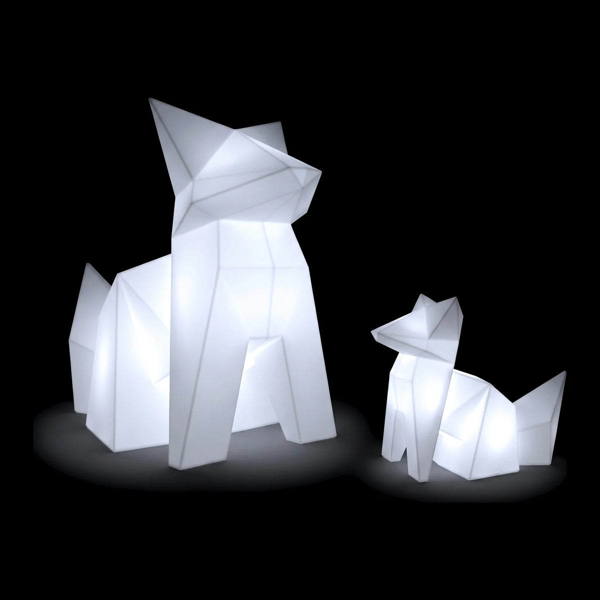 Statues Kitsune LED Vondom, renard origami en deux tailles, allumées de l'intérieur sur fond noir