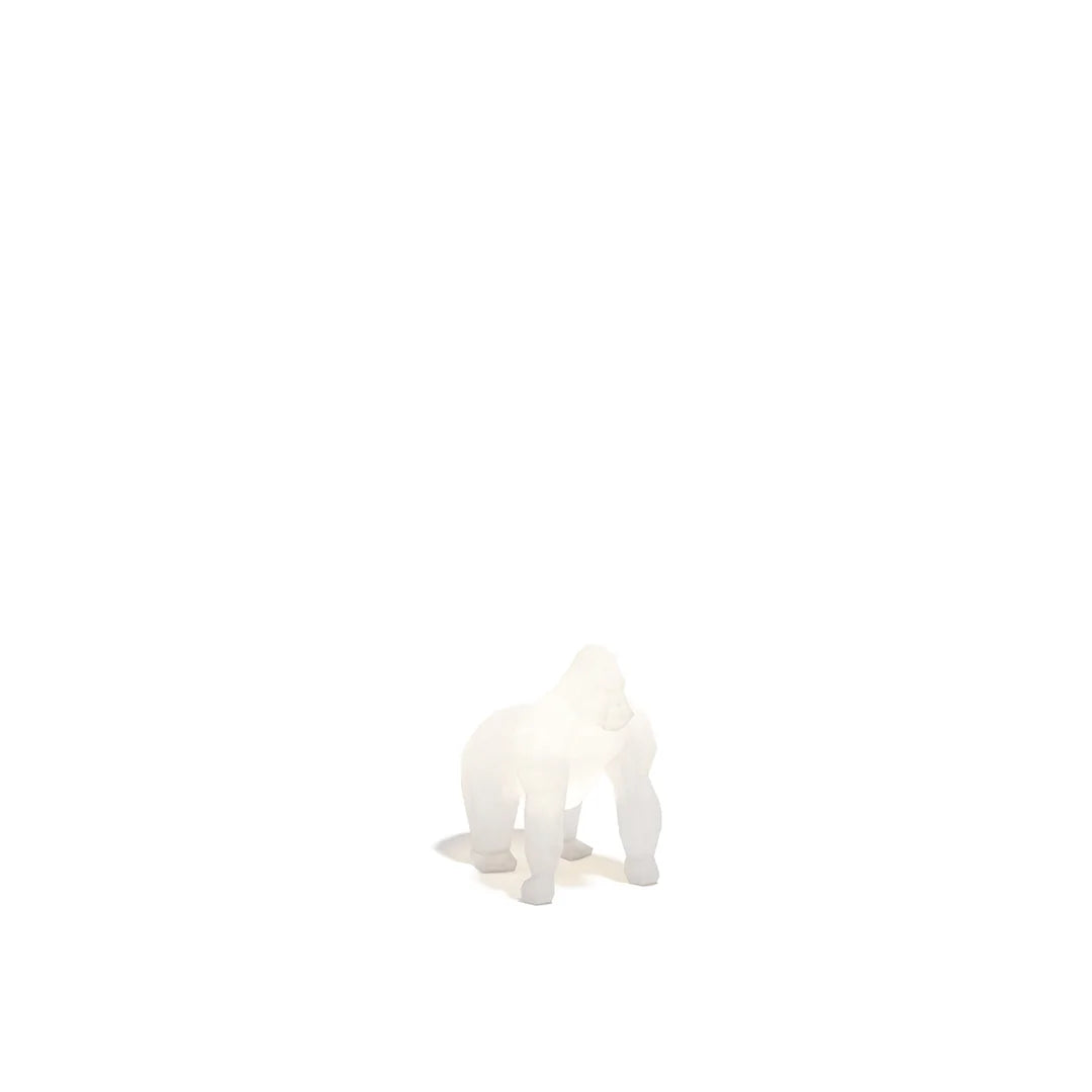 Statue lumineuse Saru LED, gorille origami Vondom, taille 59 cm, allumée sur fond blanc