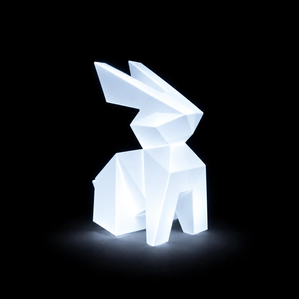 Statue lumineuse Usagi LED, lapin origami Vondom, allumée en blanc dans la nuit