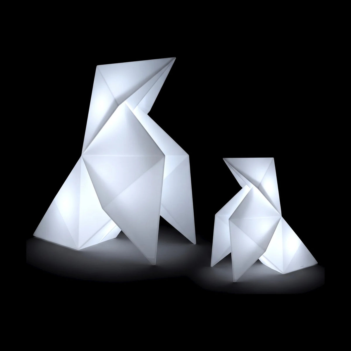 Statues Tori LED Vondom, oiseau origami en deux tailles, allumées de l'intérieur sur fond noir