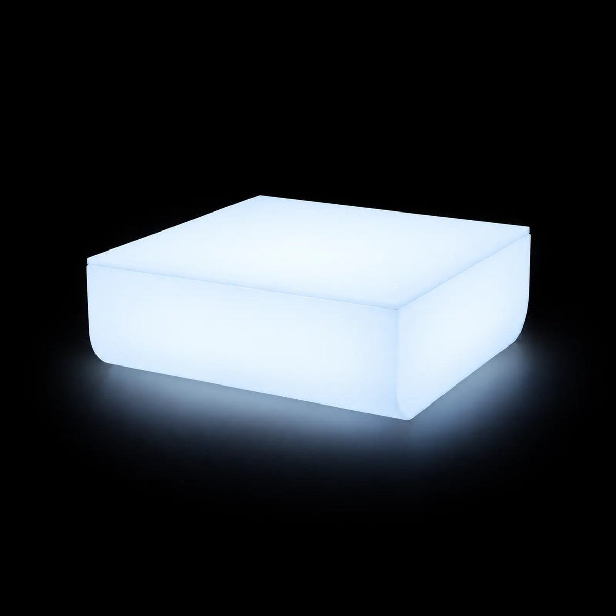 Table Basse ULM LED Vondom, éclairé de l'intérieur sur fond noir
