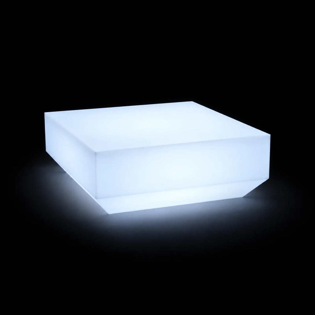 Table Basse Vela LED Vondom, éclairé de l'intérieur sur fond noir, taille 100x100x30 cm