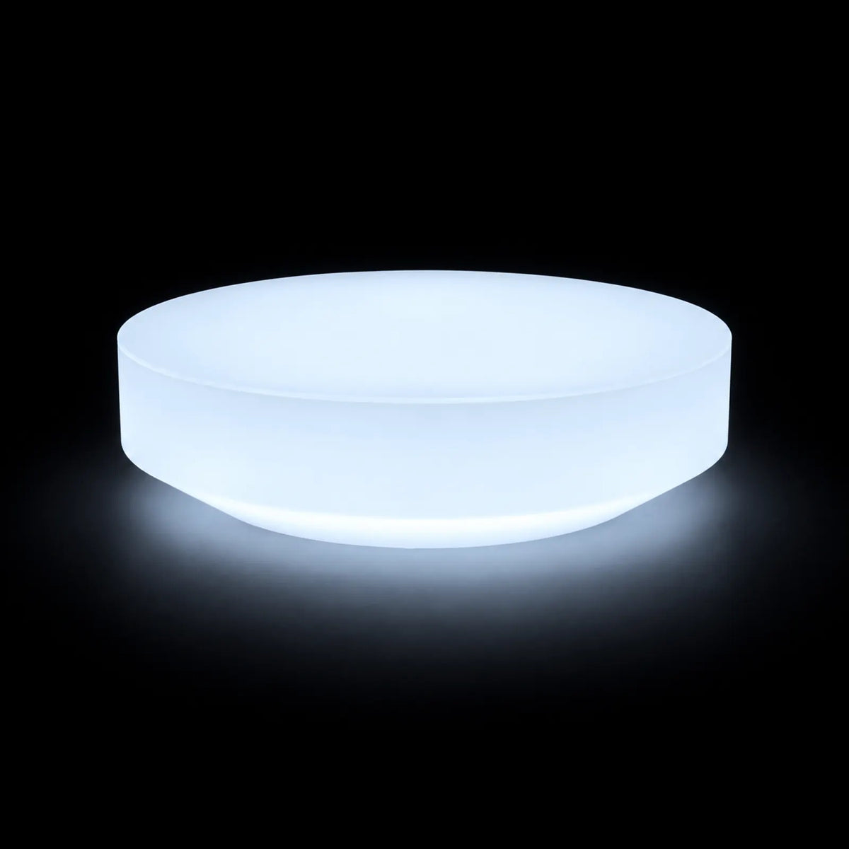 Beistelltisch Vela LED Vondom, von innen beleuchtet auf schwarzem Hintergrund, Größe Ø120x30 cm