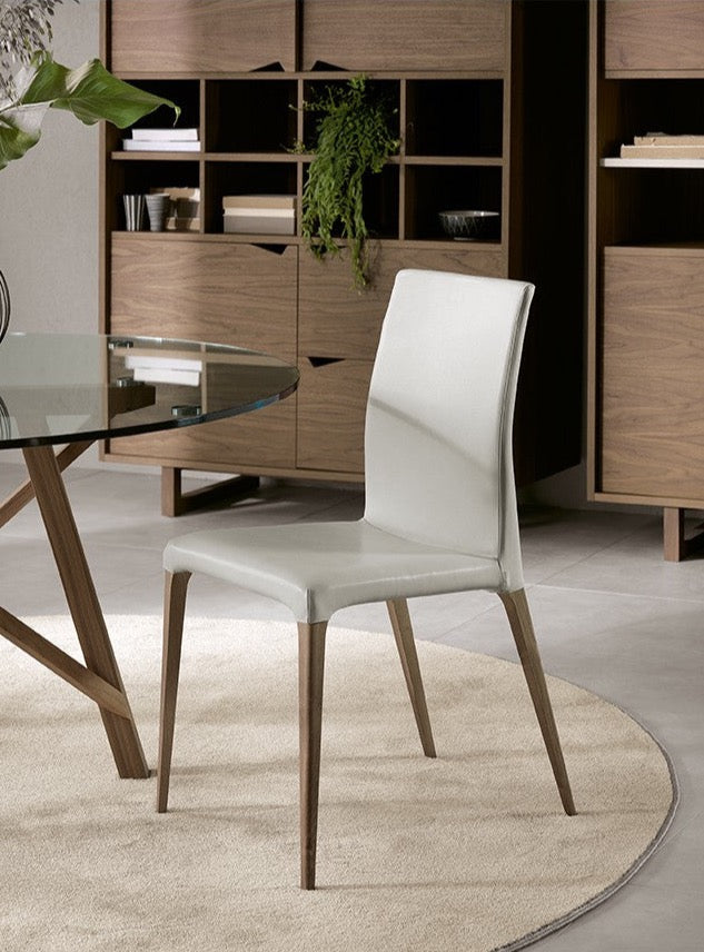 chaise_cuir_bois_blanc