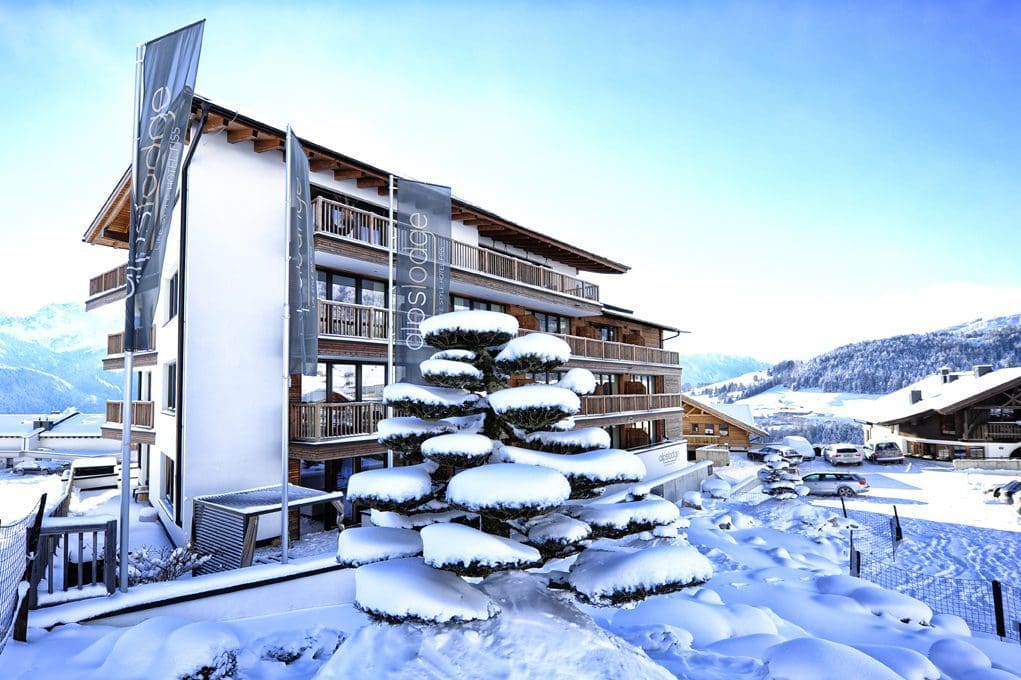 Alps Lodge Hotel dans les Alpes autrichiennes avec décoration lumineuse de Noël signée Vondom