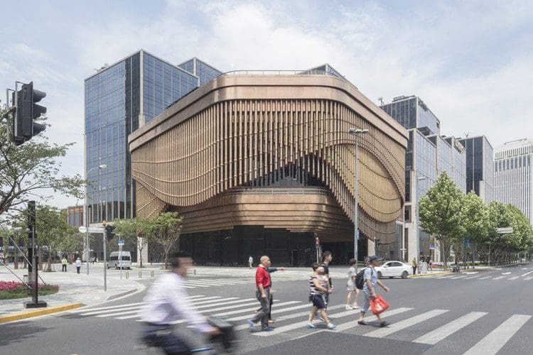 Mobilier Wing d'A-Cero au bord de la piscine du BFC Swimming Fitness Club à Shanghai, Vondom