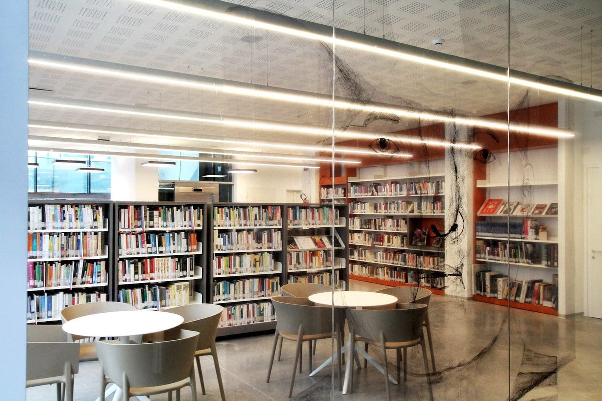 Mobilier design contract dans les espaces communs d'une bibliothèque en Italie par Vondom