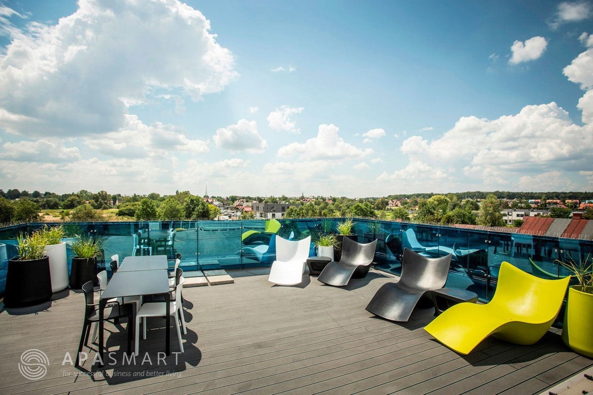 Terrasse de la Black House à Gliwice aménagée avec le mobilier outdoor design Vondom
