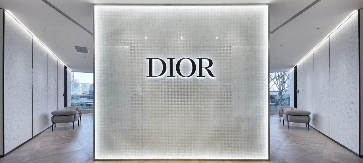 Terrasse des bureaux Christian Dior à Shanghai aménagée avec le mobilier design Vondom