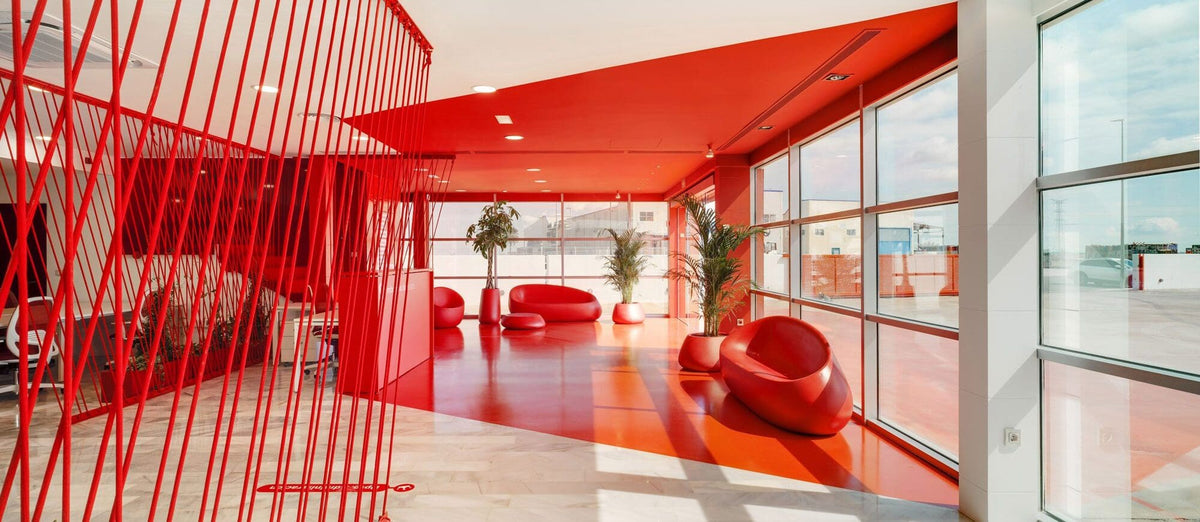 Canapés et jardinières Stones dans la réception colorée des bureaux Embargos a lo Bestia à Murcie