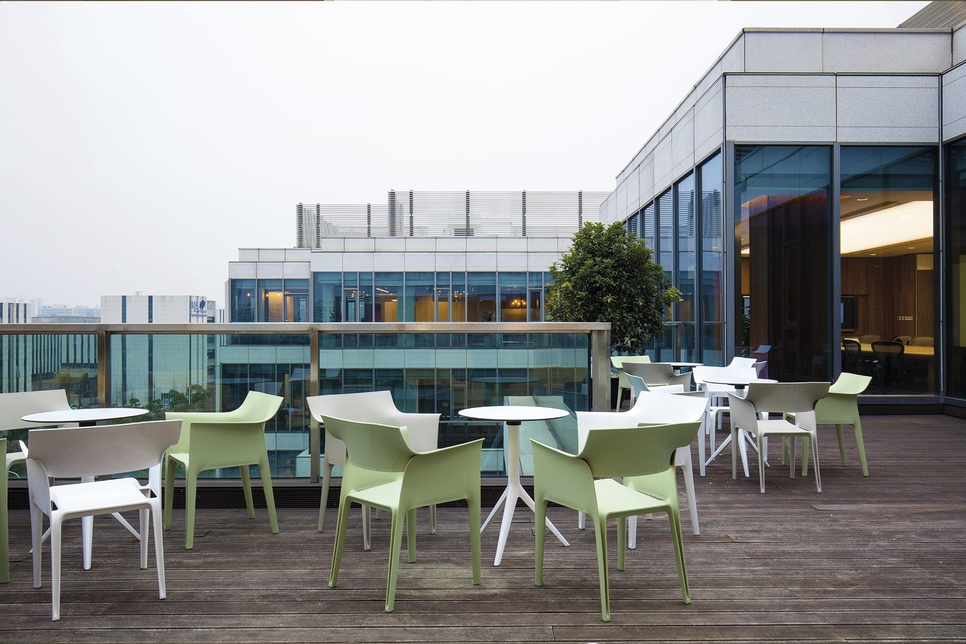 Terrasse extérieure du siège Philips à Shanghai aménagée avec chaises Hidra et tables Mari-Sol d'Eugeni Quitllet