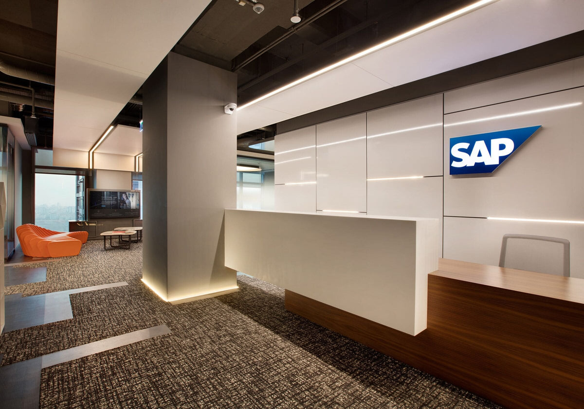 Jardinières Faz de Ramón Esteve dans le siège SAP à Istanbul au design biophilique