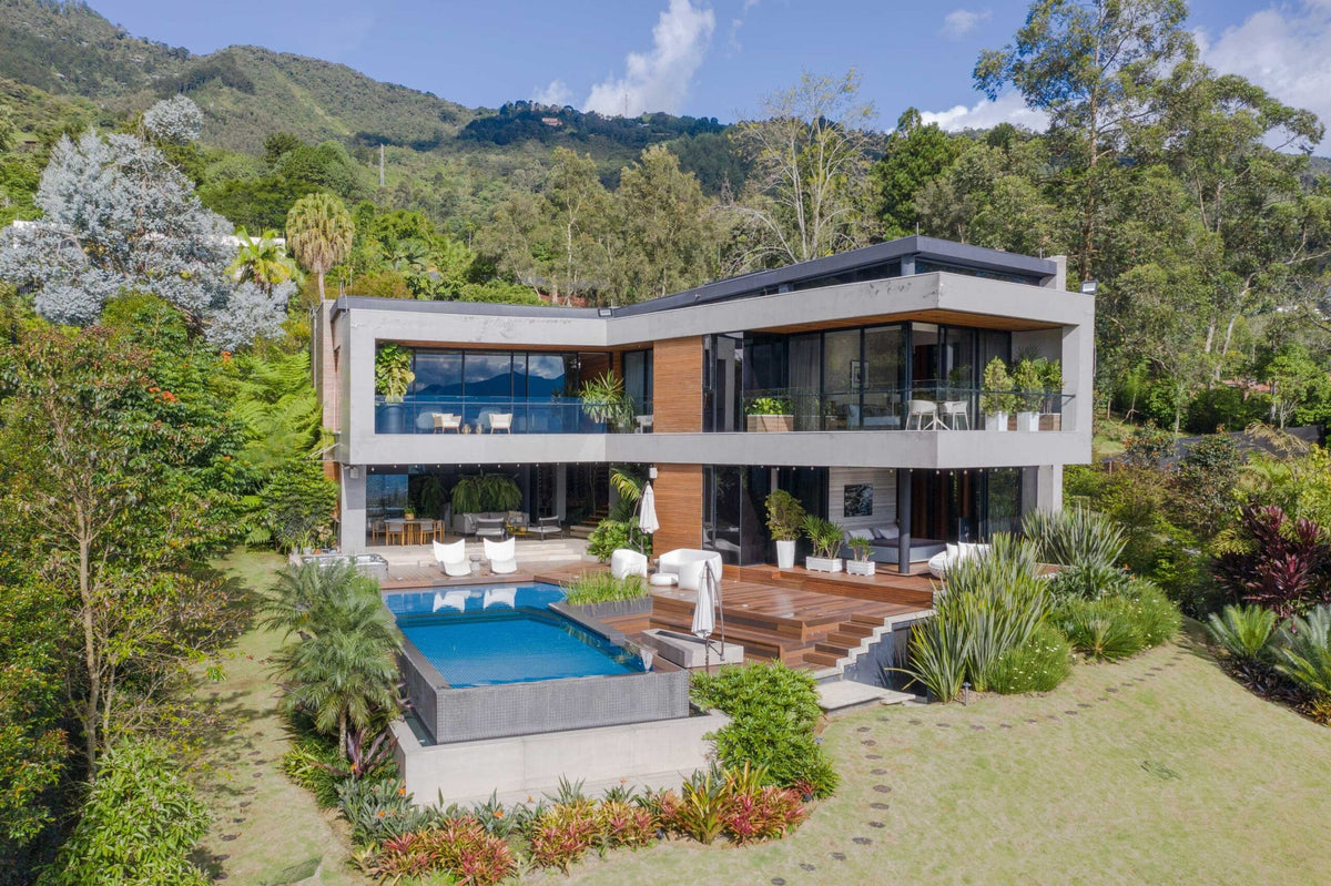 Terrasse de la Casa Fuente Clara en Colombie avec le mobilier outdoor Vondom
