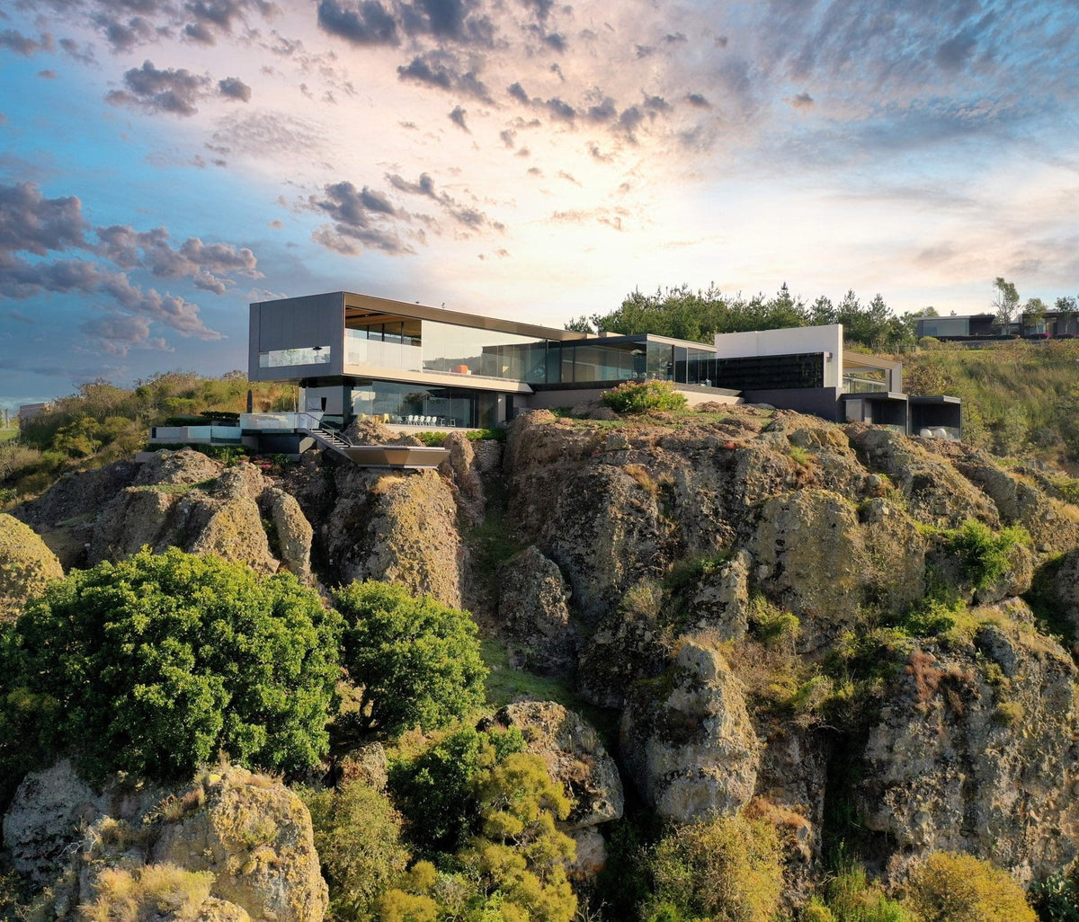Casa La Roca de Rrz Arquitectos suspendue sur les rochers à Morelia au Mexique