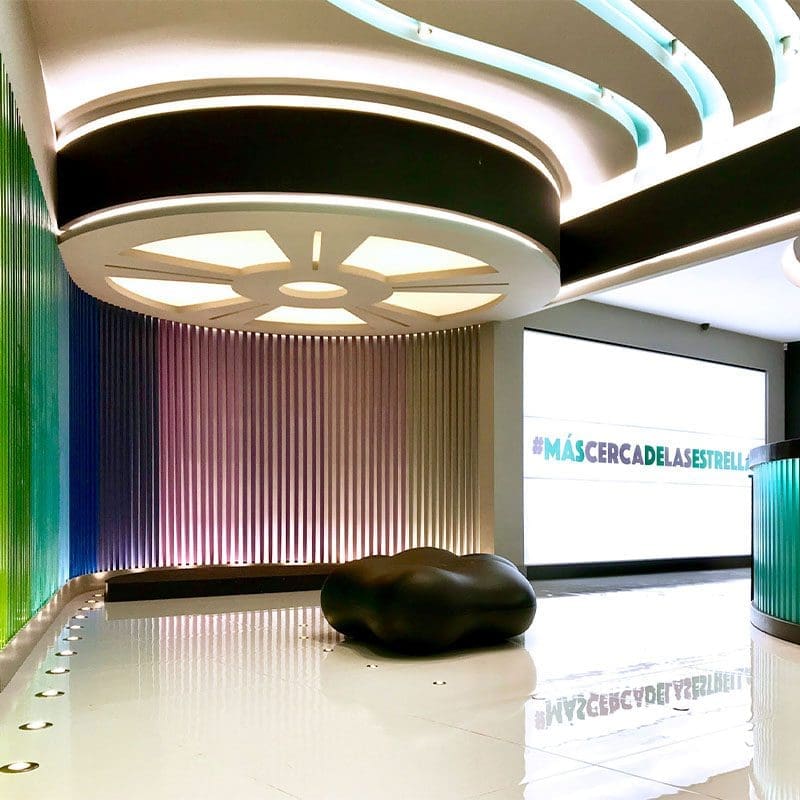 Banc Lava de Karim Rashid pour Vondom au centre du cinéma Cinemas In à Loja