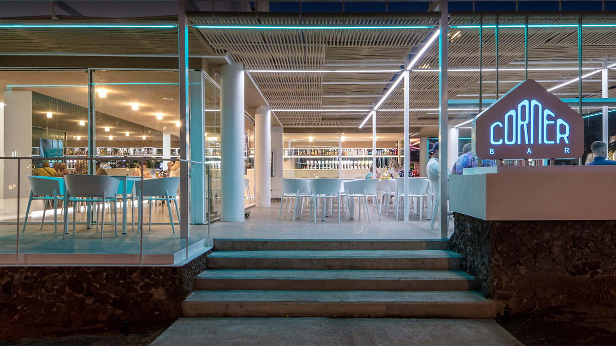 Terrasse du Corner Bar à Playa de las Américas avec les fauteuils Africa d'Eugeni Quitllet