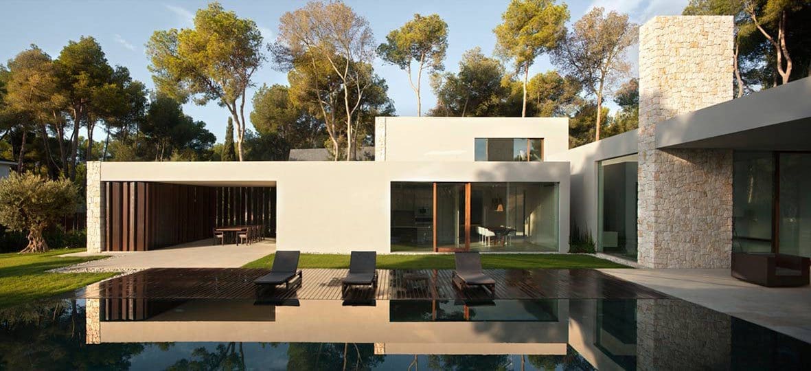 Maison El Bosque de Ramón Esteve dans une pinède à Valence avec le mobilier Vela
