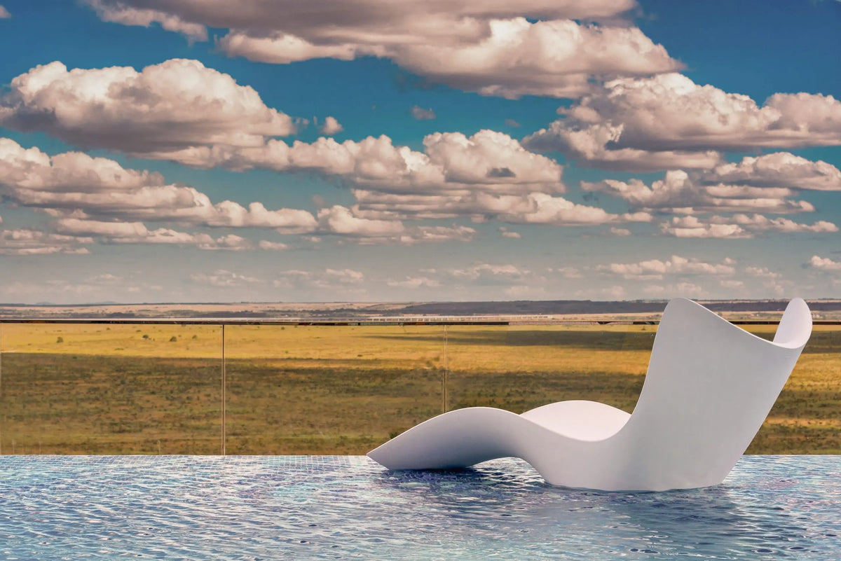 Emera Ole Sereni Hotel à Nairobi au Kenya avec transats Surf de Vondom sur le sky lounge
