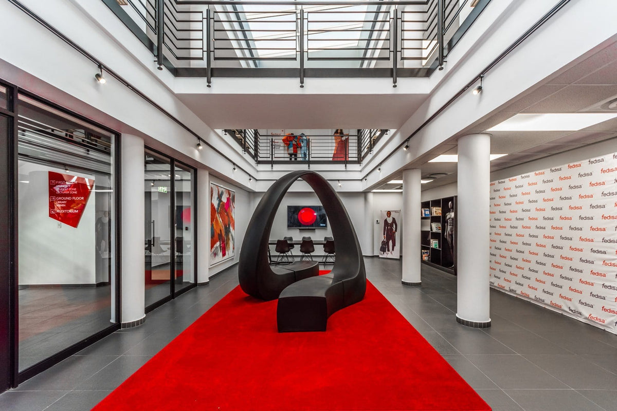 École de mode Fedisa à Johannesburg avec le mobilier And de Fabio Novembre pour Vondom