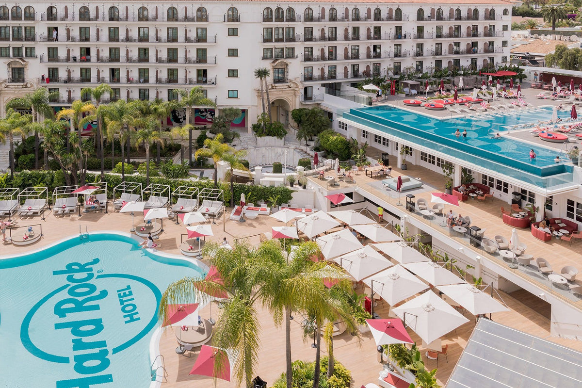 Hard Rock Hotel Marbella en Andalousie avec mobilier outdoor Vondom autour de la piscine méditerranéenne